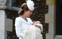 Британская принцесса Шарлотта не будет носить платья до одного года (ФОТО)
