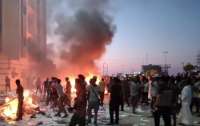 Участники протестов в Ливии взяли штурмом и подожгли здание парламента