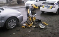 ДТП в Киеве: неадекватный скутерист врезался в Mitsubisi Lancer