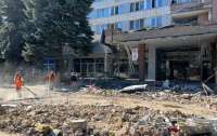 Обстріл Миколаєва: одна з ракет вдарила по готелю та ТЦ