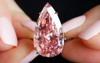 Редкий розовый бриллиант продали за $32 миллиона