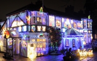 Британская пара потратила тысячи долларов на украшение своего дома к Рождеству