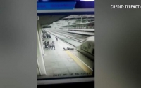 Быстрая реакция: железнодорожник спас женщину от суицида (видео)