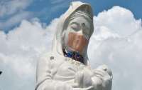 В Японии на статую буддийской богини надели маску весом в 35 килограммов