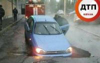 В Киеве под асфальт провалился автомобиль