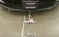 Команда мініатюрних роботів відбуксувала автомобіль (ВІДЕО)