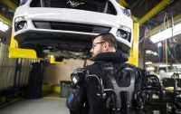 Ford реализовал глобальную программу по оснащению рабочих конвейера экзоскелетами