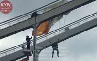 ЧП на мосту: парашютист неудачно приземлился