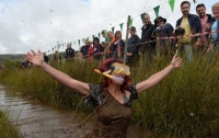 В Уэльсе прошел чемпионат по подводному плаванию в болоте