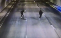 Игры со смертью: футбол парней в скоростном туннеле попал на видео