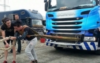 Миниатюрная британка сдвигает с места грузовики и поднимает 160-килограммовые тяжести