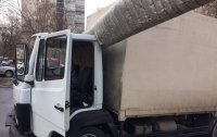 ДТП в Одессе: грузовик въехал в теплотрассу и застрял (видео)