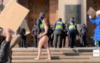Поліція склала протокол на дівчину, яка роздягнулася перед будівлею КМДА під час акції протесту щодо домагань