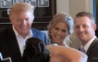 Трамп ворвался на чужую свадьбу и поцеловал невесту (видео)