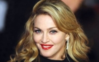 Мадонна напугала поклонников, упав на сцене во время выступления