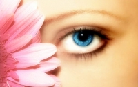 Тем, кто носит линзы, нужно чаще мыть руки
