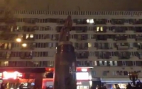 В Киеве cвалили последний памятник Ленину (ВИДЕО)