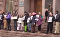 Одні воюють, інші – мітингують: псевдоактивіст Перов зібрав групу безробітних на незаконний пікет біля КМДА