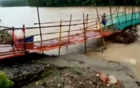 Китаянка успела пробежать по мосту за секунды до его падения (видео)