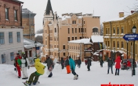 Как киевляне устроили на Андреевском спуске горнолыжный курорт (ФОТО)