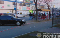 Под Киевом полицейский въехал в остановку, погиб человек