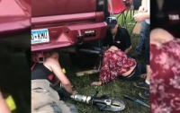 Американка застряла в выхлопной трубе пикапа на музыкальном фестивале (видео)