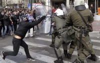 Греки пытаются прорваться в здание парламента страны