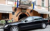 В Вильнюсе Зеленскому предложили ездить на простом 15-летнем Mercedes Benz
