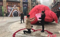 Китаец подарил невесте 33-тонный камень вместо квартиры