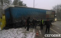 Грузовик вылетел в кювет в результате ДТП в Киеве