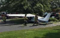 В США самолет перекувыркнулся через дерево (видео)