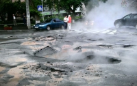 В центре Киева дорога с асфальтом ушла под землю (ФОТО)