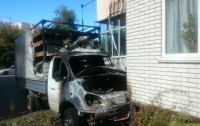 В Хмельницком автомобиль влетел в жилой дом и загорелся