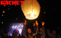 «Небесные фонарики» зажглись на Певческом поле (ФОТО)