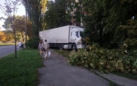 В Киеве грузовик едва не врезался в жилой дом