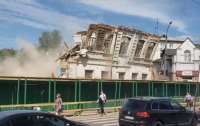 В Житомире при сносе здания стена рухнула на прохожих (видео)