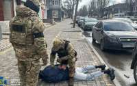 У Запоріжжі СБУ затримала рекетирів, які вимагали гроші у сімей загиблих захисників (фото)