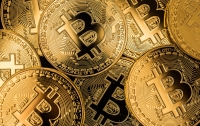 Bitcoin начал рекордно дешеветь: названа причина