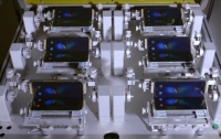 Samsung показал как робот тестирует гибкий экран смартфона Galaxy Fold