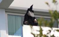 Шакира поставила куклу-ведьму на балконе напротив окон бывшей свекрови