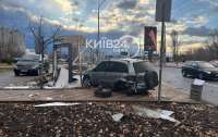 У Києві сталась серйозна ДТП: автівка влетіла в автобусну зупинку