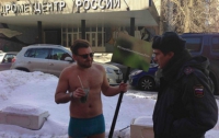 Фейковый мужчина в трусах вышел на акцию протеста против холода