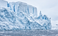 От Антарктиды откалывается айсберг гигантских размеров