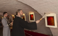 В Керчи открылась выставка художественных голограмм православных  святынь