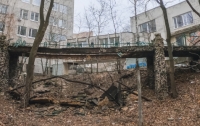 В Киеве обрушился пешеходный мост (видео)