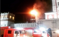 В монастыре в центре Москвы полыхает пожар