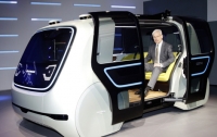 Volkswagen представил беспилотный электровэн без руля и педалей
