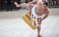 Великий чемпион сумо избил молодого борца планшетом и отказался от титула