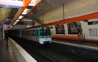 В парижском метро мужчина с ножом напал на военного