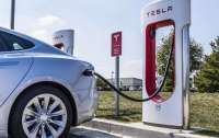 Электромобиль Tesla Model 3 попытались зарядить на ходу
